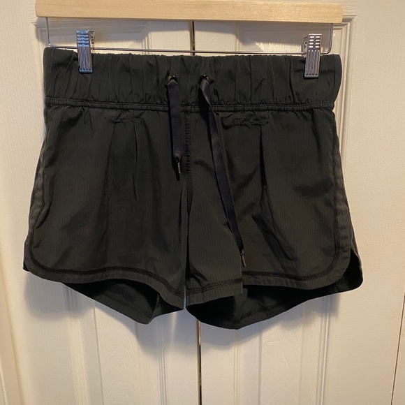 lululemon athletica Pants - Women’s Size 6 Lululemon workout shorts